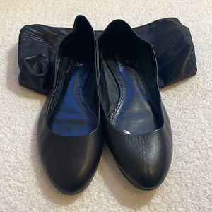 Brooks Brothers black leather round toe travel ballet flats